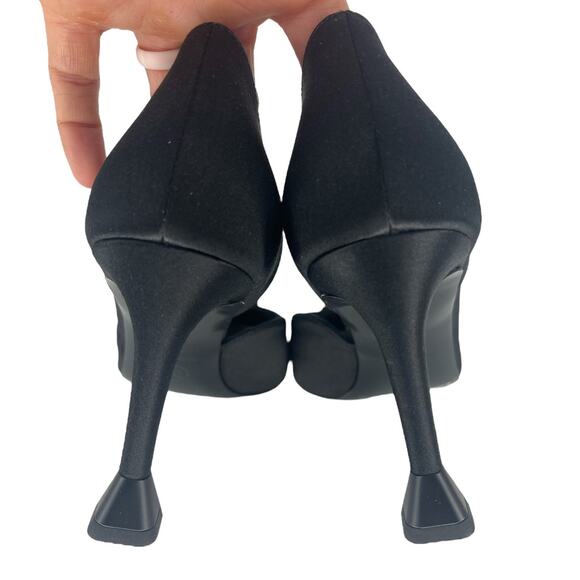 Chanel Resort 2023 CC Interlocking Crystal Logo Satin D'Orsay Pumps - Picture 13 of 16